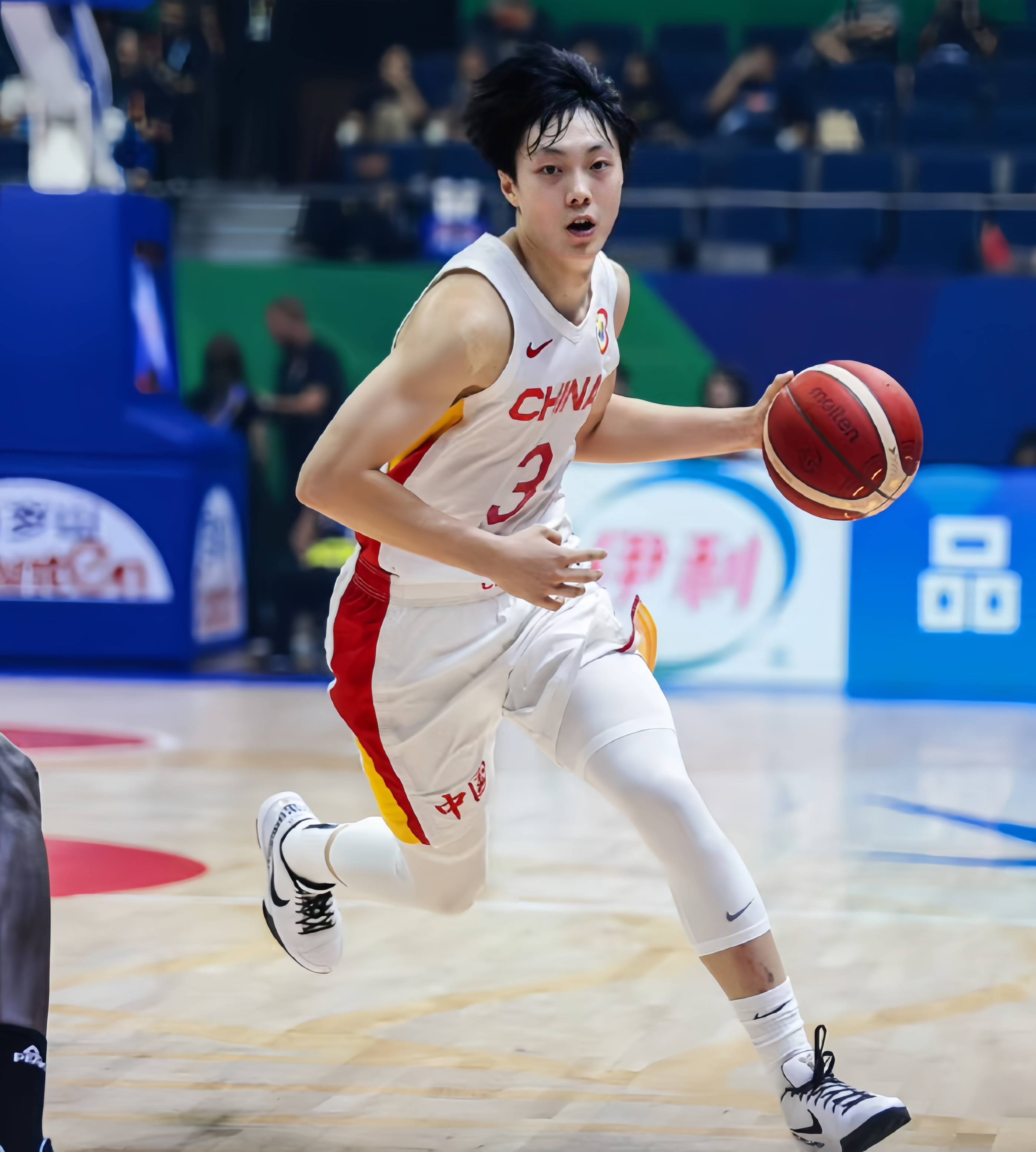 华体会全站-包含胡明轩三分绝杀中国男篮险胜尤文图特的词条