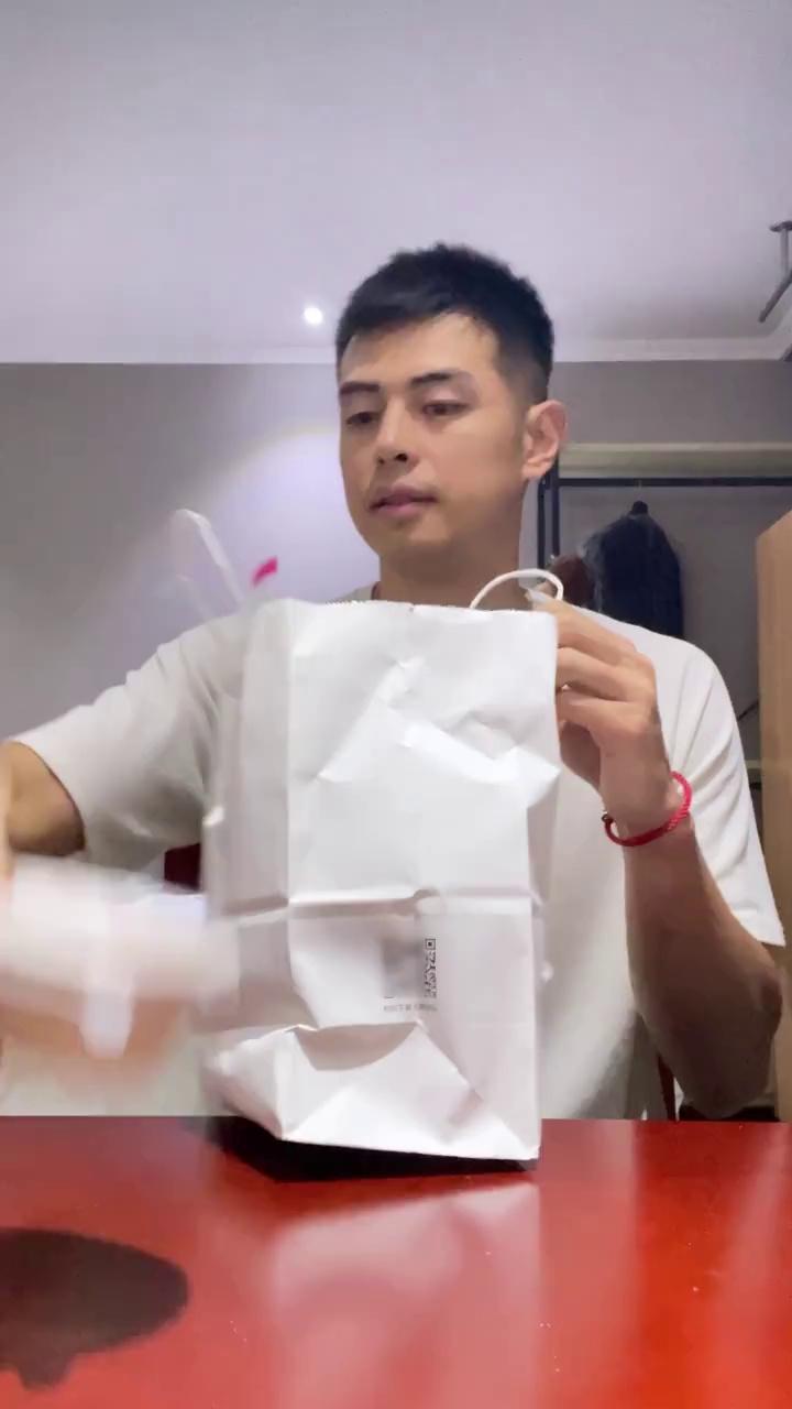 关于方硕更新社媒Vlog：只是吃个汉堡，又给我整花活的信息