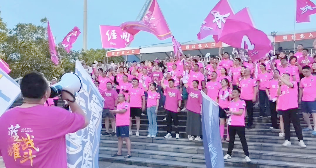 华体会全站-球场赛事燃烧着激情火焰，引领球迷沸腾