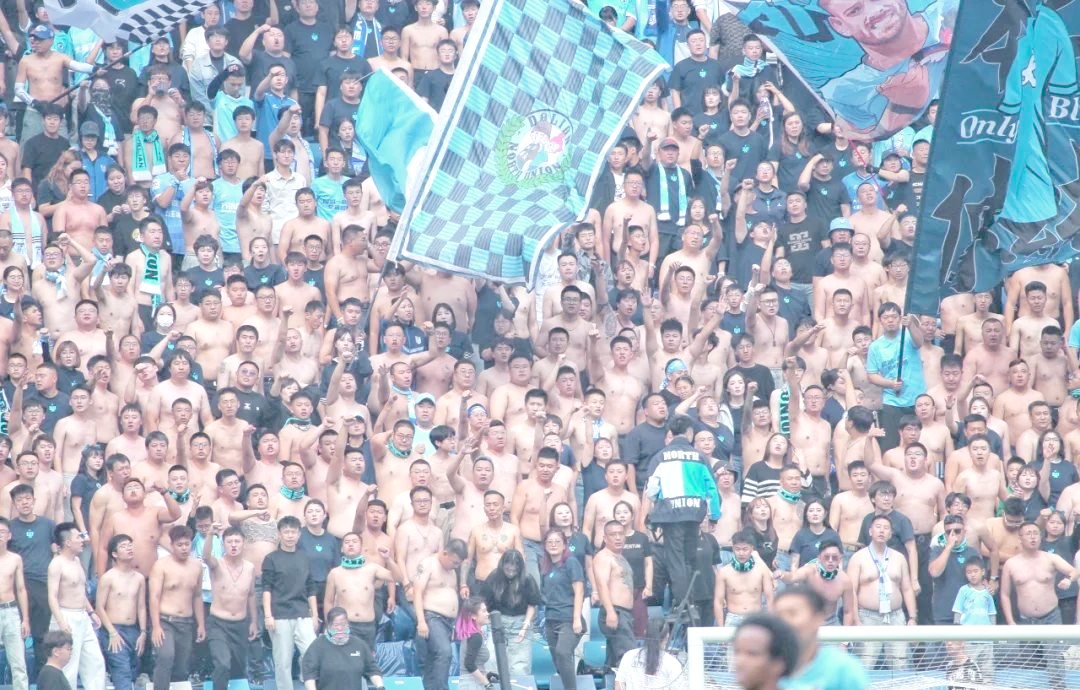 华体会登入-现场球迷情绪高涨，比赛场面十分激动人心